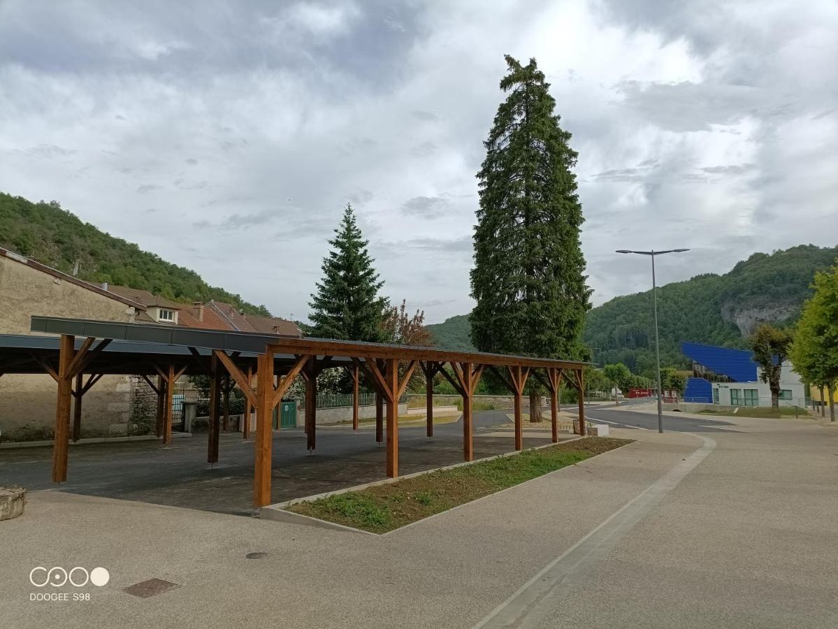 2 * Moirans-en-Montagne